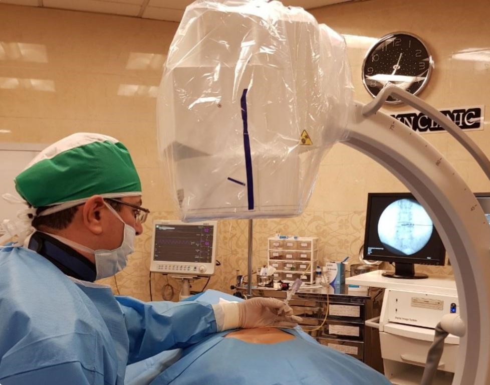 تصویر دکتر محمدرضا کاظمی فوق تخصص درد در حال لیزر دیسک PLDD